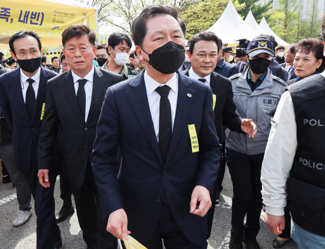 김기현 국민의힘 대표가 16일 오후 경기도 안산시 단원구 화랑유원지에서 열린 ‘세월호 참사 9주기 기억식’에 참석하고 있다. 안산=연합뉴스