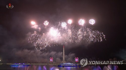 (서울=연합뉴스) 북한 김일성 주석의 생일 (태양절·4월 15일) 111주년을 기념하여 평양 김일성광장에서 청년학생들의 야회 및 축포발사가 진행됐다고 조선중앙TV가 15일 보도했다. [조선중앙TV 화면] 2023.4.15 [국내에서만 사용가능. 재배포 금지. For Use Only in the Republic of Korea. No Redistribution] nkphoto@yna.co.kr