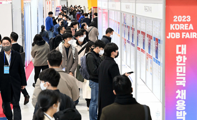 지난달 2일 서울 서초구 aT센터에서 열린 2023 대한민국 채용박람회가 구직자 및 참가자들로 붐비고 있다. 권욱 기자 2023.03.02