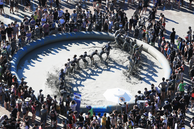 충남 보령 대천해수욕장 일대에서 열린 머드축제 참가자들이 머드축제를 체험하고 있다. 사진제공=보령시