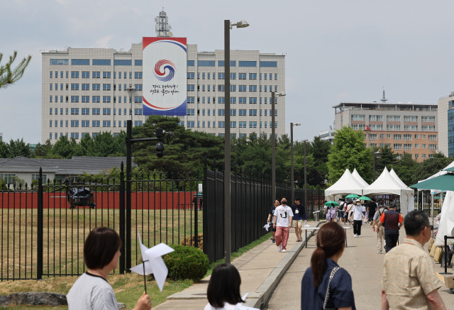 지난해 6월 서울 용산공원 시범개방 행사를 찾은 시민들이 ‘대통령의 앞뜰’ 관람을 위해 이동하고 있다. / 연합뉴스