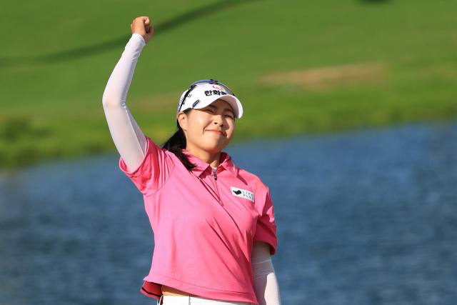 성유진이 16일 LPGA 투어 롯데 챔피언십 최종 라운드 18번 홀에서 버디를 잡은 뒤 기뻐하고 있다. AFP연합뉴스