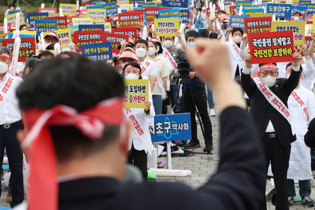 대한약사회 회원들이 지난해 6월 서울 용산구 대통령 집무실 앞에서 열린 약 자판기 저지 약사 궐기대회에서 구호를 외치고 있다. 연합뉴스