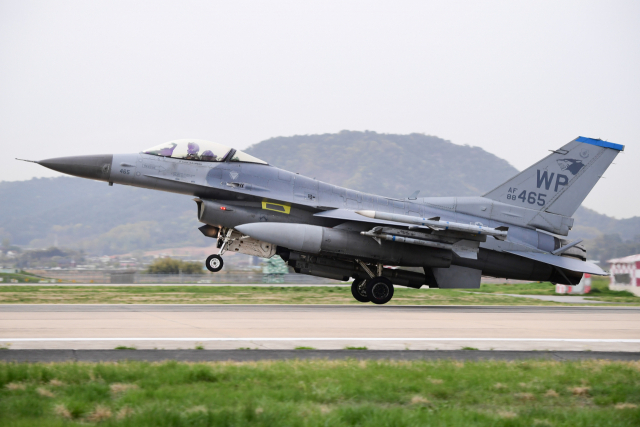 미군 F-16전투기가 17~28일 광주 기지에서 실시되는 한미 공군의 연합편대군종합훈련에 참가하기에 앞선 준비 차원에서 14일 광주 기지에 착륙하고 있다. 사진 제공=공군