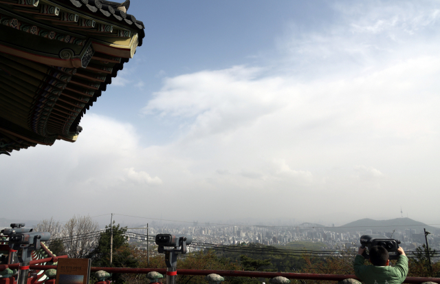 16일 서울 북악산에서 바라본 하늘엔 미세먼지와 구름이 껴있다. 연합뉴스