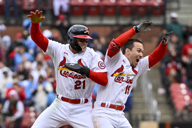 17일 MLB 피츠버그전에서 끝내기 안타를 치고 기뻐하는 토미 에드먼(오른쪽). USA투데이스포츠