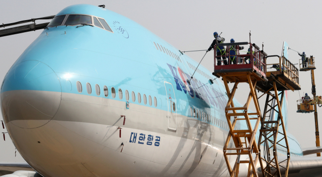 17일 오전 영종도 인천국제공항 대한항공 정비 격납고에서 관계자들이 B747-8i 항공기 동체를 세척하고 있다. 영종도=권욱 기자 2023.04.17