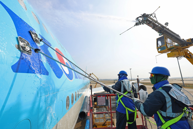 17일 오전 영종도 인천국제공항 대한항공 정비 격납고에서 관계자들이 B747-8i 항공기 동체를 세척하고 있다. 영종도=권욱 기자 2023.04.17