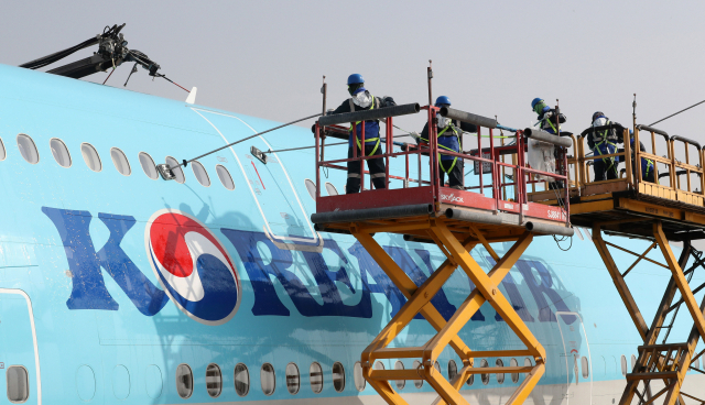 17일 오전 영종도 인천국제공항 대한항공 정비 격납고에서 관계자들이 B747-8i 항공기 동체를 세척하고 있다. 영종도=권욱 기자 2023.04.17