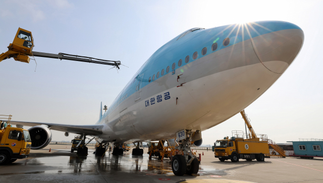 17일 오전 영종도 인천국제공항 대한항공 정비 격납고에서 관계자들이 B747-8i 항공기 동체를 세척하고 있다. 영종도=권욱 기자 2023.04.17