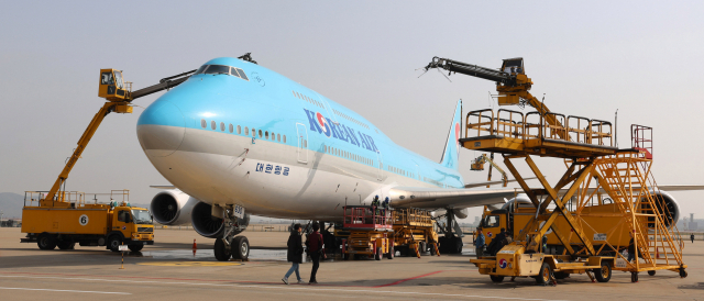 17일 오전 영종도 인천국제공항 대한항공 정비 격납고에서 관계자들이 B747-8i 항공기 동체를 세척하고 있다. 영종도=권욱 기자 2023.04.17