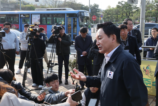 원희룡 국토교통부 장관이 지난 17일 서울 강서구 개화역 앞에서 김포골드라인 과밀 문제 해결책의 하나로 버스전용차로를 우선 설치하는 방안 등에 대해 설명하고 있다. 연합뉴스