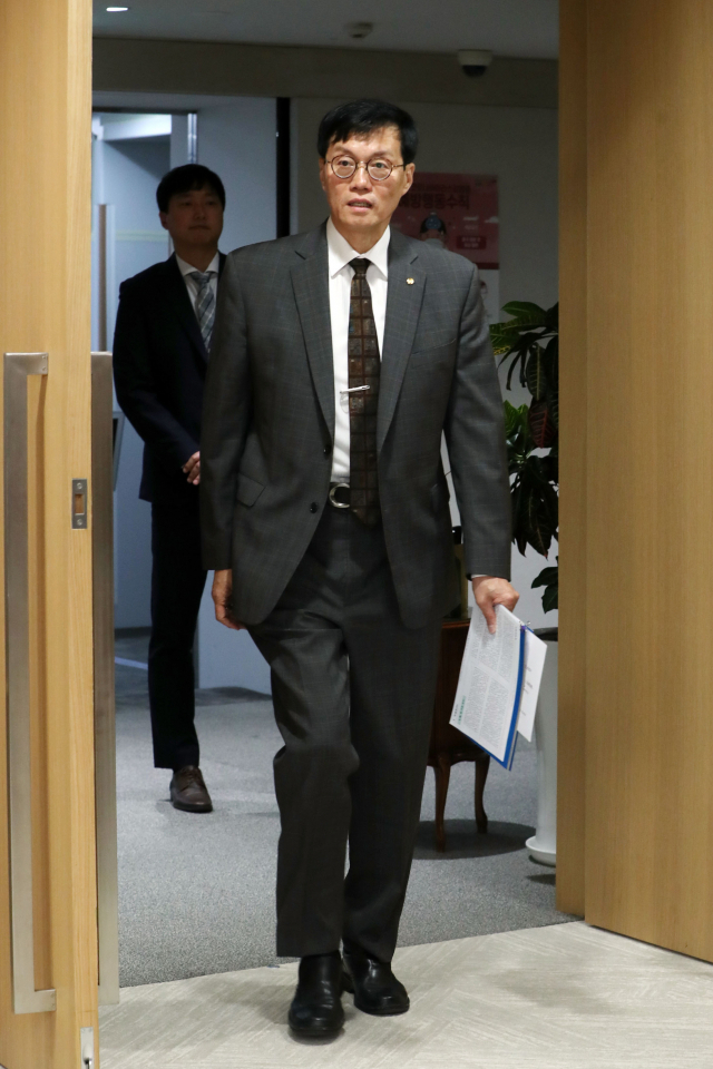 이창용 한국은행 총재가 이달 11일 서울 중구 한국은행에서 열린 금융통화위원회 본회의에 입장하고 있다. 사진공동취재단