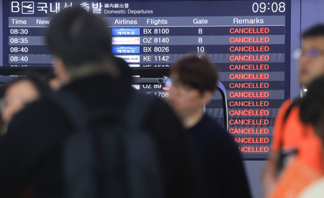 제주도에 강풍이 몰아친 18일 오전 제주국제공항 출발층이 대체 항공편을 구하려는 여행객들로 크게 붐비고 있다. 연합뉴스