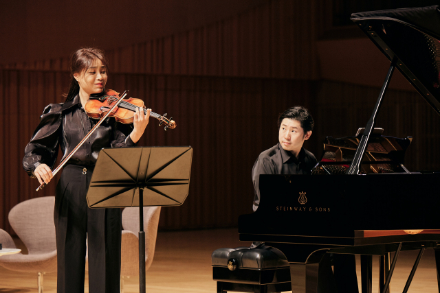 18일 롯데콘서트홀 '인 하우스 아티스트' 기자간담회에서 함께 연주하고 있는 바이올리니스트 윤소영과 피아니스트 이진상. 사진 제공=롯데문화재단