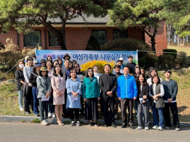 김현숙 여성가족부장관(앞줄 가운데)과 노경득 한마음청소년수련원장 등이 기념사진을 촬영하고 있다. 사진 제공=한마음수련원