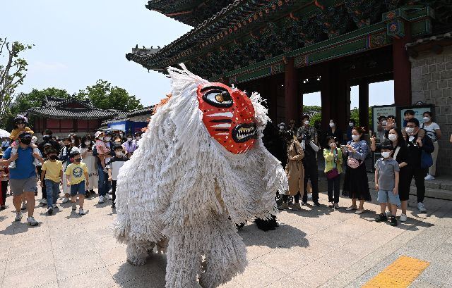 지난해 열린 ‘2022 봄 궁중문화축전’에서 창경궁 홍화문 앞에서 ‘구나행(驅儺行)-흑호 납시오!’ 퍼레이드 행사가 진행되고 있다. 서울경제DB