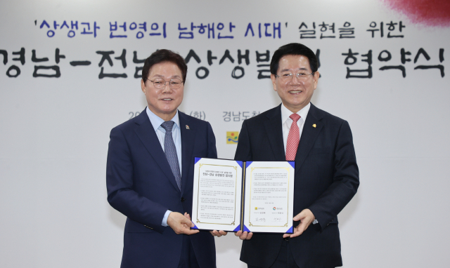 8일 경남도청 도정회의실에서 김영록(왼쪽) 전라남도지사와 박완수 경상남도지사가 ‘경남-전남 상생발전 협약식’을 체결했다. /사진제공=경남도