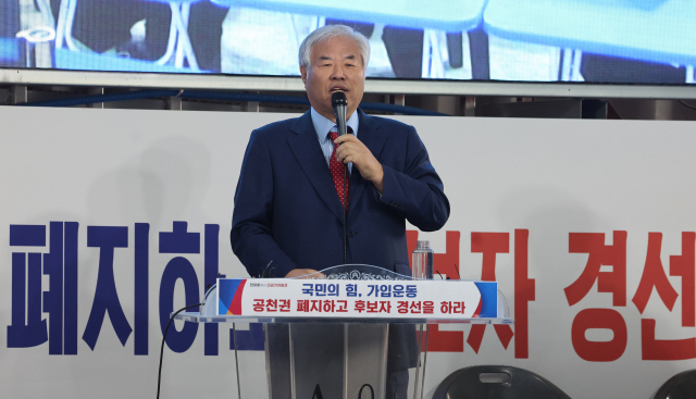 전광훈 사랑제일교회 목사가 17일 서울 성북구 사랑제일교회에서 기자회견을 하고 있다. 연합뉴스