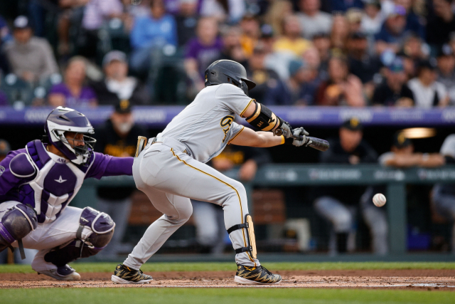 18일 MLB 콜로라도전에서 2회 초 기습번트를 대고 있는 배지환. USA투데이스포츠