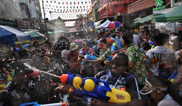 송끄란 축제 거리 물총 싸움 모습. 사진=AFP 연합뉴스