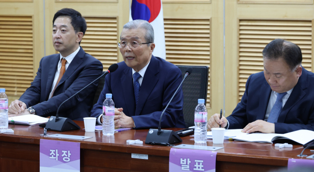 김종인 국민의힘 전 비대위원장이 18일 국회에서 열린 '다른 미래를 위한 성찰과 모색 포럼'에서 발언하고 있다. 왼쪽부터 금태섭 전 의원, 김 전 위원장, 이상민 더불어민주당 의원. 연합뉴스