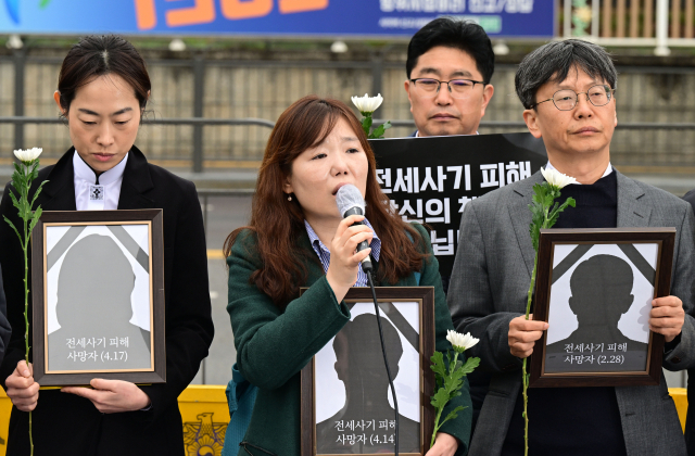 18일 서울 용산구 대통령실 앞에서 열린 ‘전세사기·깡통전세 문제 해결을 위한 시민사회대책위원회’ 출범 기자회견에서 안상미(앞줄 가운데) 미추홀구 전세사기 피해자 대책위원장이 발언하고 있다. 성형주 기자