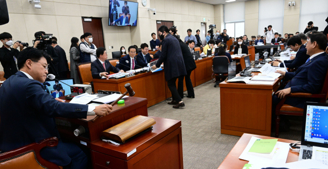 장제원 국회 행정안전위원장이 행안위 회의에서 의사봉을 두드리고 있다. 성형주 기자