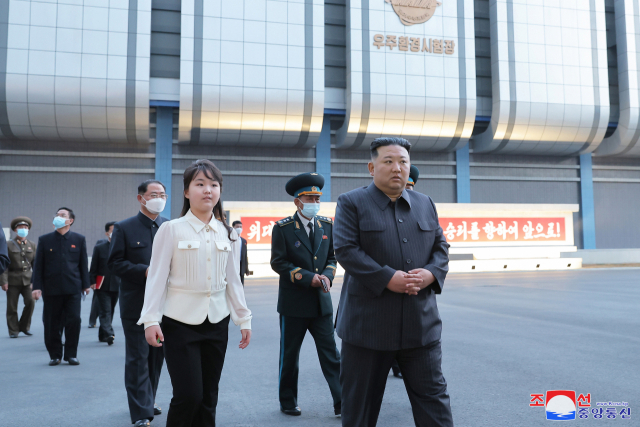 김정은 북한 국무위원장이 18일 국가우주개발국을 현지지도했다고 조선중앙통신이 19일 보도했다. 사진은 김 위원장의 딸 주애도 함께 참석한 모습. 연합뉴스