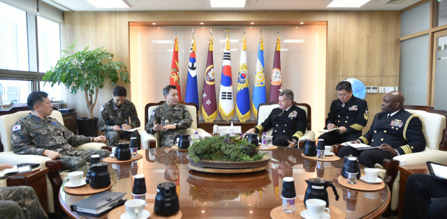 김승겸 합참의장(가운데 왼쪽)이 19일 서울 용산구 합동참모본부에서 사무엘 파파로 美태평양함대사령관(오른쪽)을 접견하고 북한의 핵?미사일 위협을 평가하고 한미 협력 증진 방안에 대해 논의하고 있다. /사진제공=합참