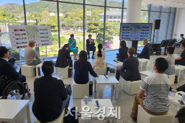 19일 청와대 사랑채에서 ‘청와대 K-관광 랜드마크’ 좌담회가 진행중이다.