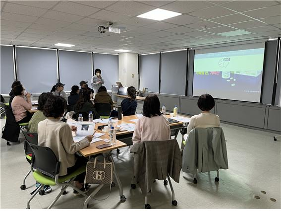 대전일자리경제진흥원은 신중년 디지털 인지코치를 대상으로 사전교육을 실시하고 있다. 사진제공=대전일자리경제진흥원