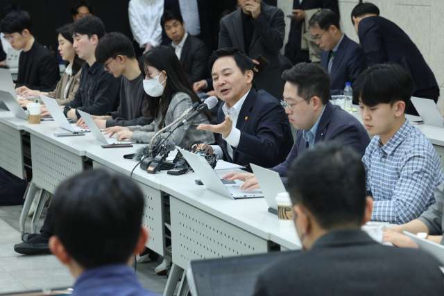 전세 사기 관련 기자 간담회 연 원희룡 장관 (서울=연합뉴스) 임화영 기자 = 원희룡 국토교통부 장관이 19일 오후 서울역에서 열린 전세 사기 관련 기자 간담회에서 취재진의 질문에 답하고 있다. 2023.4.19 hwayoung7@yna.co.kr (끝)