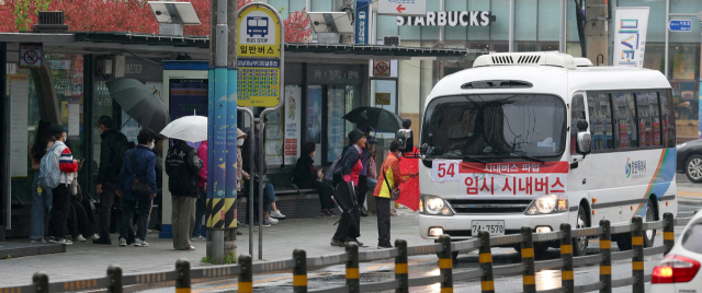 경남 창원지역 시내버스가 파업에 돌입한 19일 버스정류장에 '시내버스 파업. 임시 시내버스'라는 문구가 부착된 버스가 들어서고 있다. 연합뉴스
