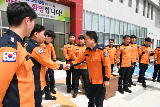 남화영 소방청장 직무대리가 이달 13일 충남 보령시 보령소방서를 방문해 현장 대원들을 격려하고 있다. 사진 제공=소방청