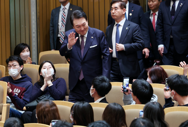 윤석열 대통령이 지난달 17일 일보 도쿄 게이오대학교에서 열린 한일 미래세대 강연에 입장하며 학생들과 인사를 나누고 있다. / 연합뉴스