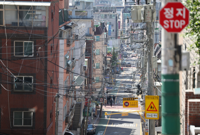 전국 전세사기 피해 일파만파 (서울=연합뉴스) 박동주 기자 = 전국에서 전세사기 피해 사례가 속출하고 있는 가운데 19일 오후 서울 강서구 화곡동 빌라 밀집 지역의 모습. 2023.4.19 pdj6635@yna.co.kr (끝)