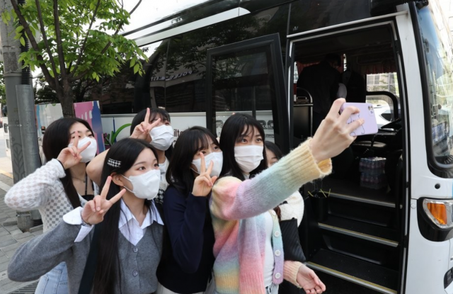 서울 은평구 선정국제관광고 학생들이 수학여행을 떠나기에 앞서 휴대전화 카메라로 사진을 찍고 있다. 사진=연합뉴스