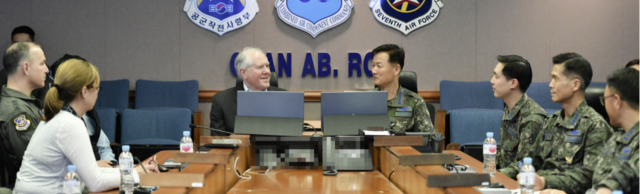 정상화(오른쪽) 공군참모총장이 3월 19일 공군 오산기지 내 한국항공우주작전본부(KAOC)를 방문한 프랭크 켄달 미 공군 장관을 만나 양국 간 항공우주 작전의 협력 필요성을 강조하고 있다. /사진제공=공군