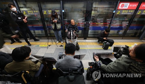 장애인의 날을 하루 앞둔 19일 오전 전국장애인차별철폐연대(전장연) 관계자들이 서울 종로구 지하철 4호선 혜화역 승강장에서 장애인 권리 예산을 촉구하는 선전전을 펼치고 있다. 연합뉴스