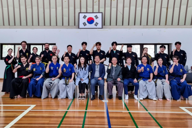 영산대학교 동양무예학과와 프랑스 리옹 현무도장 수련생들이 최근 양산캠퍼스 체육실습관에서 합동훈련 후 기념촬영을 하고 있다./사진제공=영산대