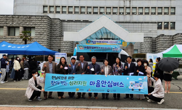 전남도 마을안심버스가 지난 18일 동신대학교 대학생 230여 명 대상으로 첫 운행에 들어간 가운데 올 하반기까지 총 3대로 확대할 계획이다. 사진 제공=전라남도