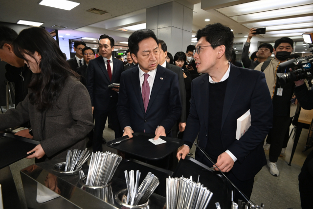 김기현 국민의힘 대표와 김병민 최고위원, 박대출 정책위의장이 28일 오전 서울 경희대학교 학생식당을 찾아 '1천원 아침밥'을 체험하고 있다. 성형주 기자 2023.03.28