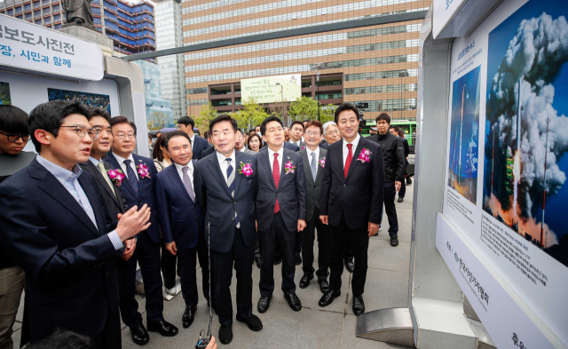 김진표 국회의장을 비롯한 주요 내빈들이 20일 서울 종로구 광화문 광장에서 열린 '제59회 한국보도사진전' 개회식에 참석해 오승현 서울경제신문 기자의 사진을 관람하고 있다. 이호재(왼쪽 두 번째부터) 한국사진기자협회 회장, 이재명 더불어민주당 대표, 윤홍근 한국사진기자협회 자문위원장·제너시스 BBQ그룹 회장, 김 의장, 김기현 국민의힘 대표, 박보균 문화체육관광부 장관, 오세훈 서울시장. 사진공동취재단 2023.04.20