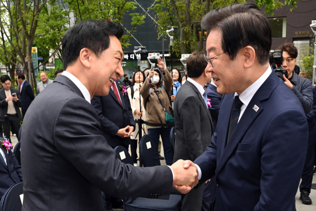 김기현(왼쪽) 국민의힘 대표와 이재명 더불어민주당 대표가 20일 서울 광화문광장에서 열린 '제59회 한국보도사진전' 개막식에 참석하며 악수하고 있다. 사진공동취재단 2023.04.20