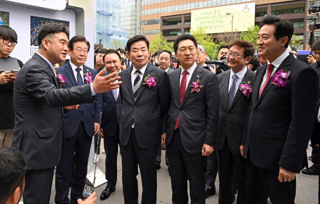 이호재(왼쪽) 한국사진기자협회 회장이 20일 서울 광화문광장에서 열린 '제59회 한국보도사진전' 개막식에서 김진표 국회의장을 비롯한 내빈들에게 전시된 보도사진에 대해 설명하고 있다. 이(왼쪽부터) 회장, 이재명 더불어민주당 대표, 윤홍근 한국사진기자협회 자문위원장·제너시스 BBQ그룹 회장, 김 의장, 김기현 국민의힘 대표, 박보균 문화체육관광부 장관, 오세훈 서울시장. 사진공동취재단 2023.04.20