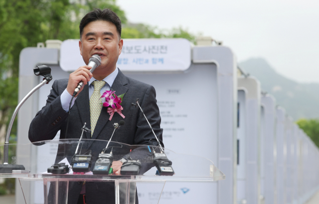 이호재 한국사진기자협회장이 20일 광화문광장에서 열린 '제59회 한국보도사진전' 개회식에서 개회사를 하고 있다. 사진공동취재단 2023.04.20