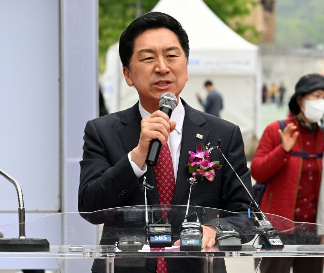 김기현 국민의힘 대표가 20일 서울 광화문광장에서 열린 제59회 한국보도사진전 개막식에서 축사를 하고 있다. 사진공동취재단 2023.04.20