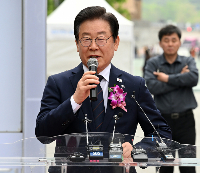 이재명 더불어민주당 대표가 20일 서울 광화문광장에서 열린 제59회 한국보도사진전 개막식에서 축사를 하고 있다. 사진공동취재단 2023.04.20