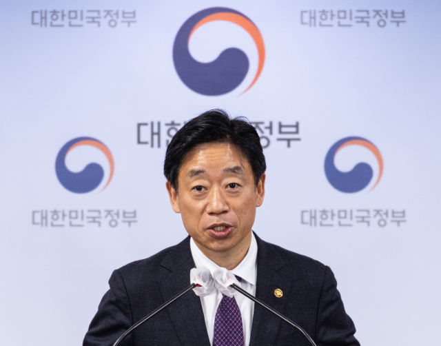 3대 주력 기술, 미래 연구·개발 전략 발표 (서울=연합뉴스) 황광모 기자 = 오태석 과학기술정보통신부 1차관이 5일 오전 서울 종로구 정부서울청사 기자회견장에서 3대 주력 기술 미래 연구·개발 전략발표에 대한 사전 브리핑을 하고 있다. 정부는 3대 주력 기술인 반도체, 디스플레이, 차세대 전지에 대한 세계 1위 초격차 기술 확보를 위해 총 100개의 미래 핵심기술 확보하기 위해 오는 27년까지 5년간 민·관이 약 160조원을 투자하는 것으로 하는 전략을 발표했다. 2023.4.6 hkmpooh@yna.co.kr (끝)